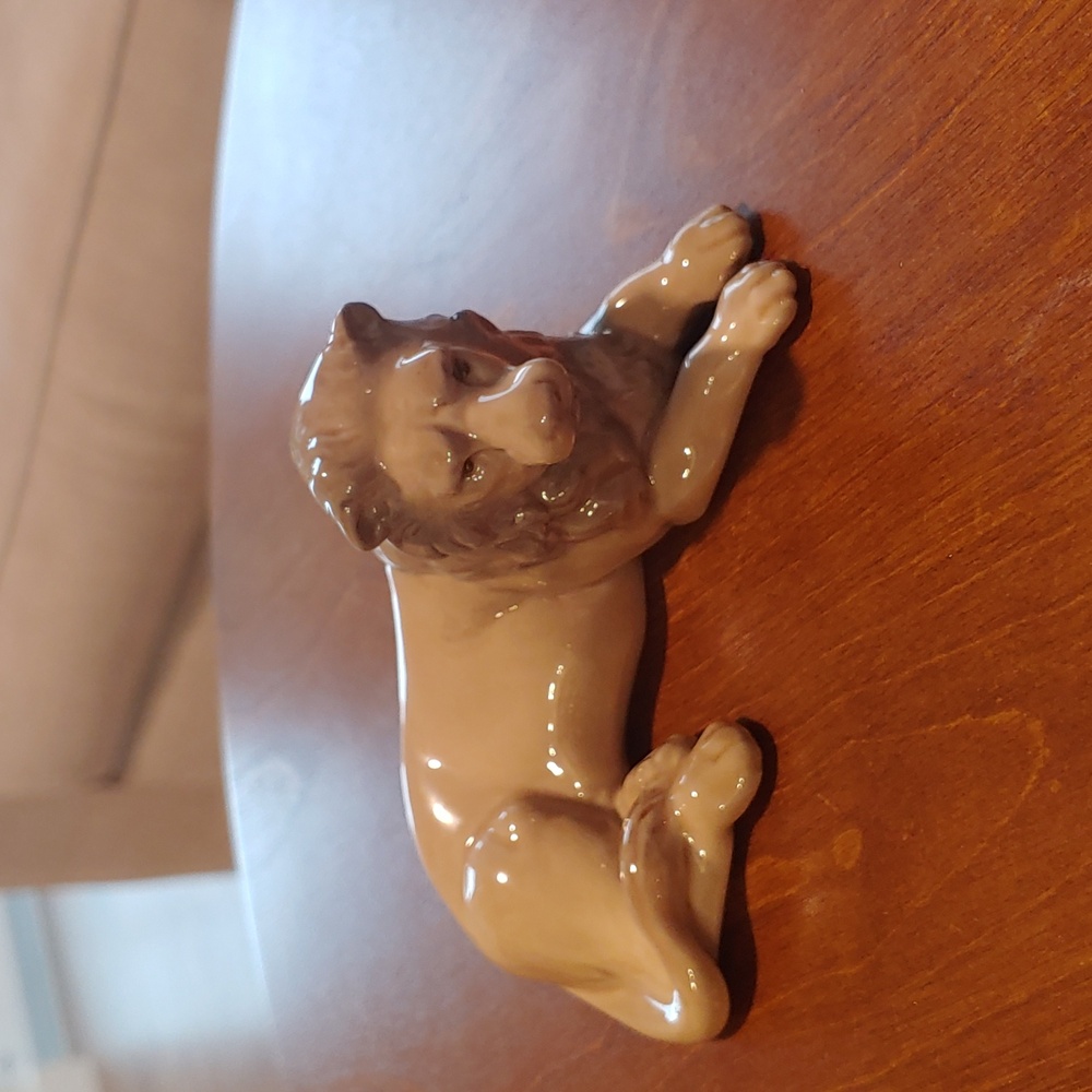 Lladró small lion figurine #5436